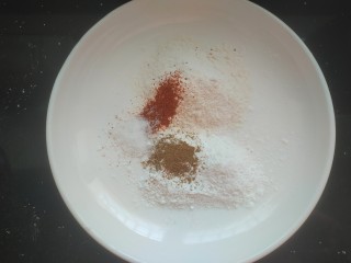 6、多味花生,加入适量盐