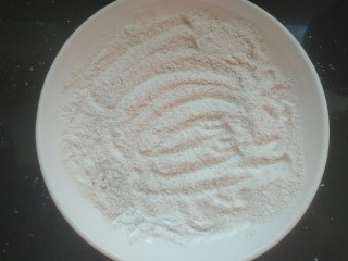 7、多味花生,搅拌均匀