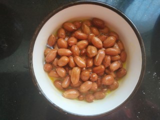 8、多味花生,花生放入鸡蛋液中沾满蛋液