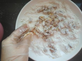 9、多味花生,把沾满蛋液的花生米放入盘中