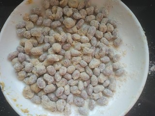 10、多味花生,摇晃并且搅拌，使之均匀的裹上面粉