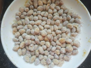 11、多味花生,把裹上一层面粉的花生米再次放入蛋液中然后放入盘中搅拌。9.10步骤再重复一次，使面粉沾均匀牢固。
