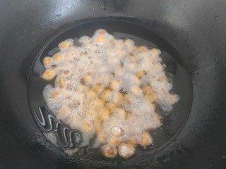 12、多味花生,锅中放入植物油，凉油把花生米放入锅中