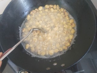 13、多味花生,小火烧开后用勺子推推使之均匀受色