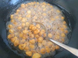 14、多味花生,花生米全部漂起来，勺子一推哗啦哗啦响，颜色变成金黄色，可以关火出锅了