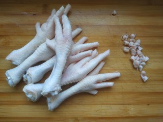 1、香辣卤鸡爪,鸡爪子去指甲