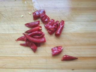 2、香辣卤鸡爪,干辣椒切段
