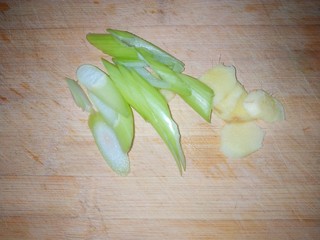 3、香辣卤鸡爪,葱切段,姜切片