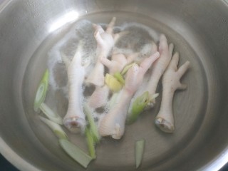 4、香辣卤鸡爪,锅中放入适量清水,放入鸡爪,加入葱姜料酒,烧开。捞出洗净控干水分待用