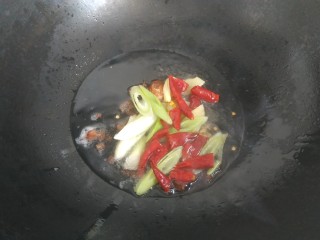 5、香辣卤鸡爪,锅中放入适量植物油,爆香花椒,八角,肉蔻,肉桂,葱姜,干红辣椒