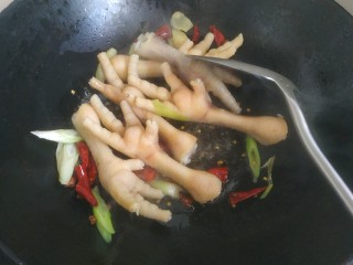 6、香辣卤鸡爪,放入鸡爪翻炒