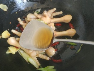 7、香辣卤鸡爪,加入两勺料酒