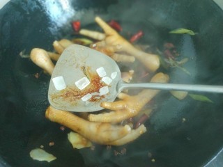 10、香辣卤鸡爪,适量冰糖