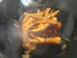 11、香辣卤鸡爪,翻炒上色