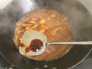 15、香辣卤鸡爪,汤汁变少,加入一勺蚝油提鲜
