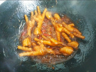 16、香辣卤鸡爪,烧至汤汁浓稠关火