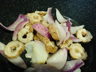 9、干煸肥肠,加入肥肠