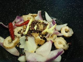 10、干煸肥肠,加花椒和辣椒