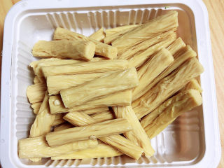 2、青椒炒腐竹,将腐竹切段备用。