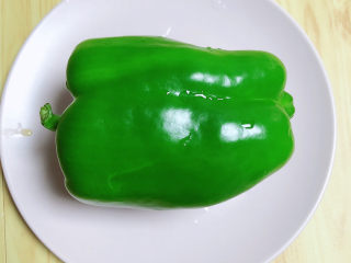 3、青椒炒腐竹,准备好青椒,洗净待用。