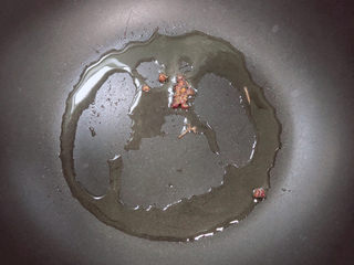 8、青椒炒腐竹,锅中倒入油,加热至5成热,煸香花椒粒。