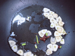 9、青椒炒腐竹,放葱蒜爆香。