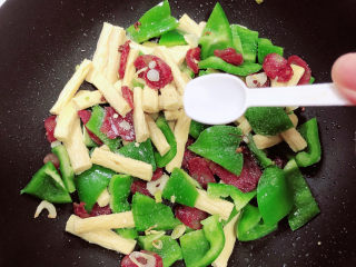 14、青椒炒腐竹,放入盐调味。