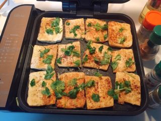 2、铁板豆腐,最后撒上葱花和香菜，就OK啦～