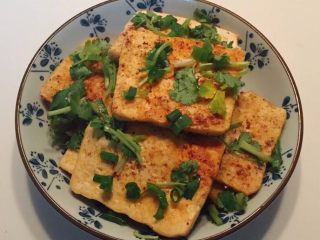 3、铁板豆腐,出锅～盛到美美的盘子里。