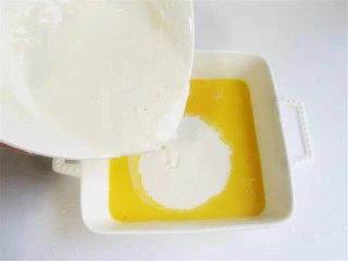 3、脆皮茄子,面粉加适量水调成糊状，倒入蛋液搅拌后，静置五分钟再用