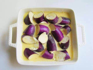 4、脆皮茄子,茄子放入裹浆