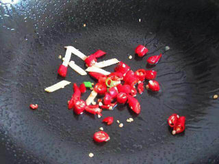 6、脆皮茄子,另起锅放姜，辣椒翻炒