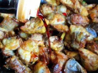 7、脆皮茄子,倒入茄子加3克生抽翻炒片刻装盘