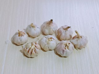 1、油炸金蒜子,首先大蒜要选用无烂无坏的。