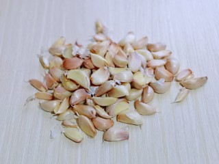 2、油炸金蒜子,依次掰好的大蒜瓣。