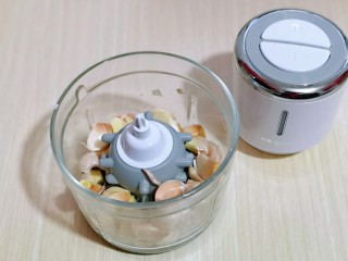 4、油炸金蒜子,放入绞肉机中。