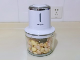 5、油炸金蒜子,启动绞肉机，去皮。