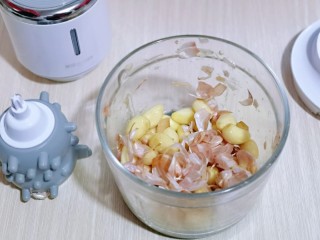 6、油炸金蒜子,蒜皮去好了呦～