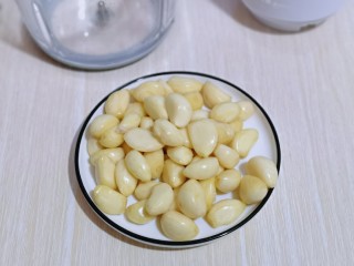 7、油炸金蒜子,将去皮的蒜瓣练出来。