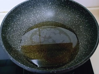 8、油炸金蒜子,起油锅，将油中小火烧至6成热左右。