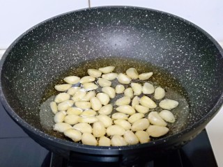 9、油炸金蒜子,加入大蒜。(大蒜不能有水哈)