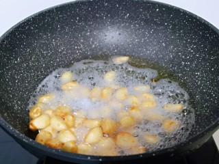 10、油炸金蒜子,中小火炸至金黄，大约炸了5分钟样子，已经微黄，切记，需要不停地用铲子翻动。