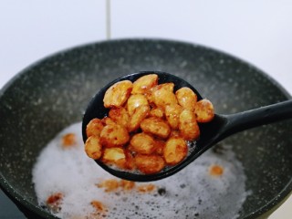 11、油炸金蒜子,炸至金黄捞出。