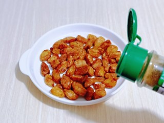 13、油炸金蒜子,孜然粉，快速翻拌均匀。