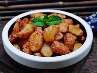 15、油炸金蒜子,近看，一点不辣，有一点点的蒜味儿。