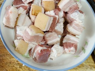 1、红烧肉,五花肉烧皮洗净后切成两厘米方块