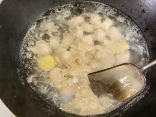 3、红烧肉,撇去浮沫捞出沥干水分