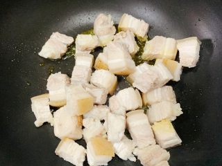 4、红烧肉,锅里放一点点油,再把五花肉下锅煸油