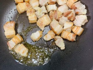 5、红烧肉,炒出香味和猪油后捞出,猪油和肉分开