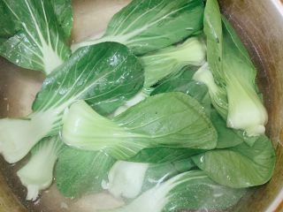 10、红烧肉,另起锅烧水焯青江菜,焯水的时候放几滴油